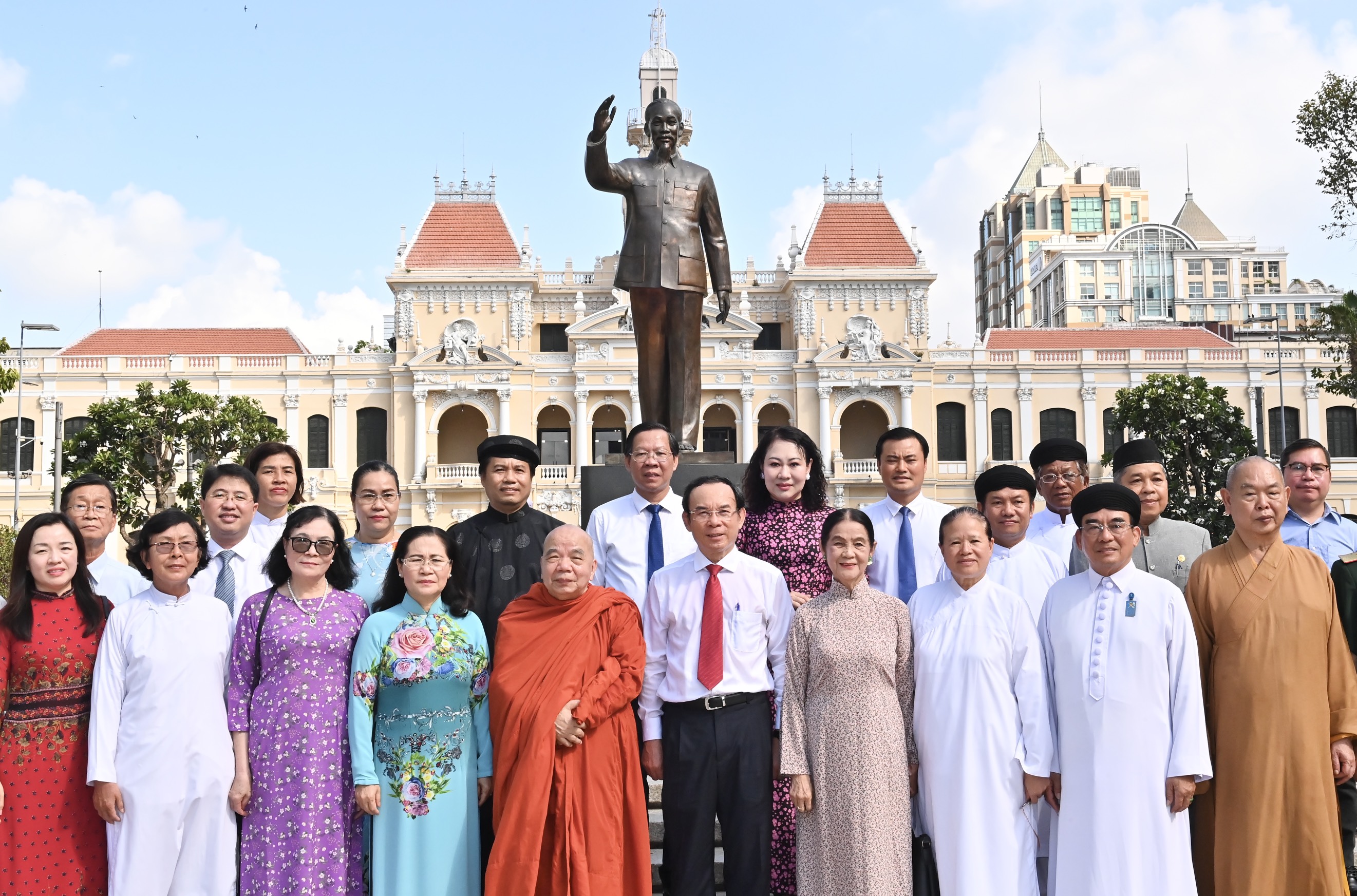 Đoàn đại biểu TP. Hồ Chí Minh chụp hình lưu niệm tại Công viên Tượng đài Chủ tịch Hồ Chí Minh, đường Nguyễn Huệ, quận 1 (Ảnh: Việt Dũng).